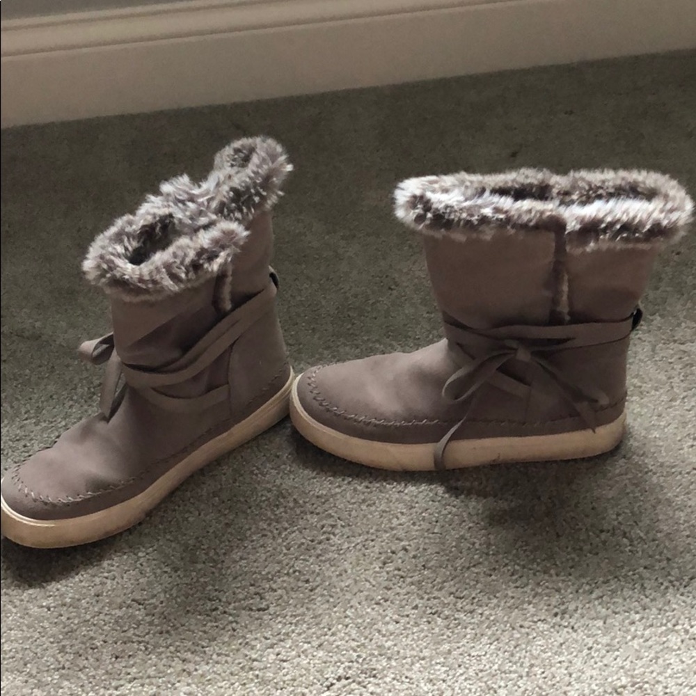 Toms taupe suede boots with fur detail